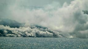 La lave produite par le volcan Cumbre Vieja tombe dans l'océan Atlantique à Tazacorte, sur l'île espagnole de La Palma, aux Canaries, le 30 septembre 2021 
