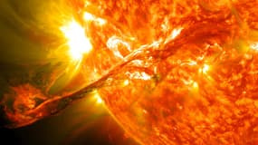 Le soleil éjecte de la matière or de la chromosphère. (vue d'artiste)