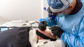 Natural Hair Transplant propose des greffes grâce à cette technologie unique en France.