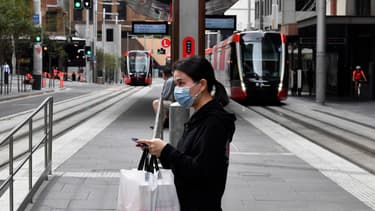 Une femme masquée, photographiée à Sydney le 25 mars 2020