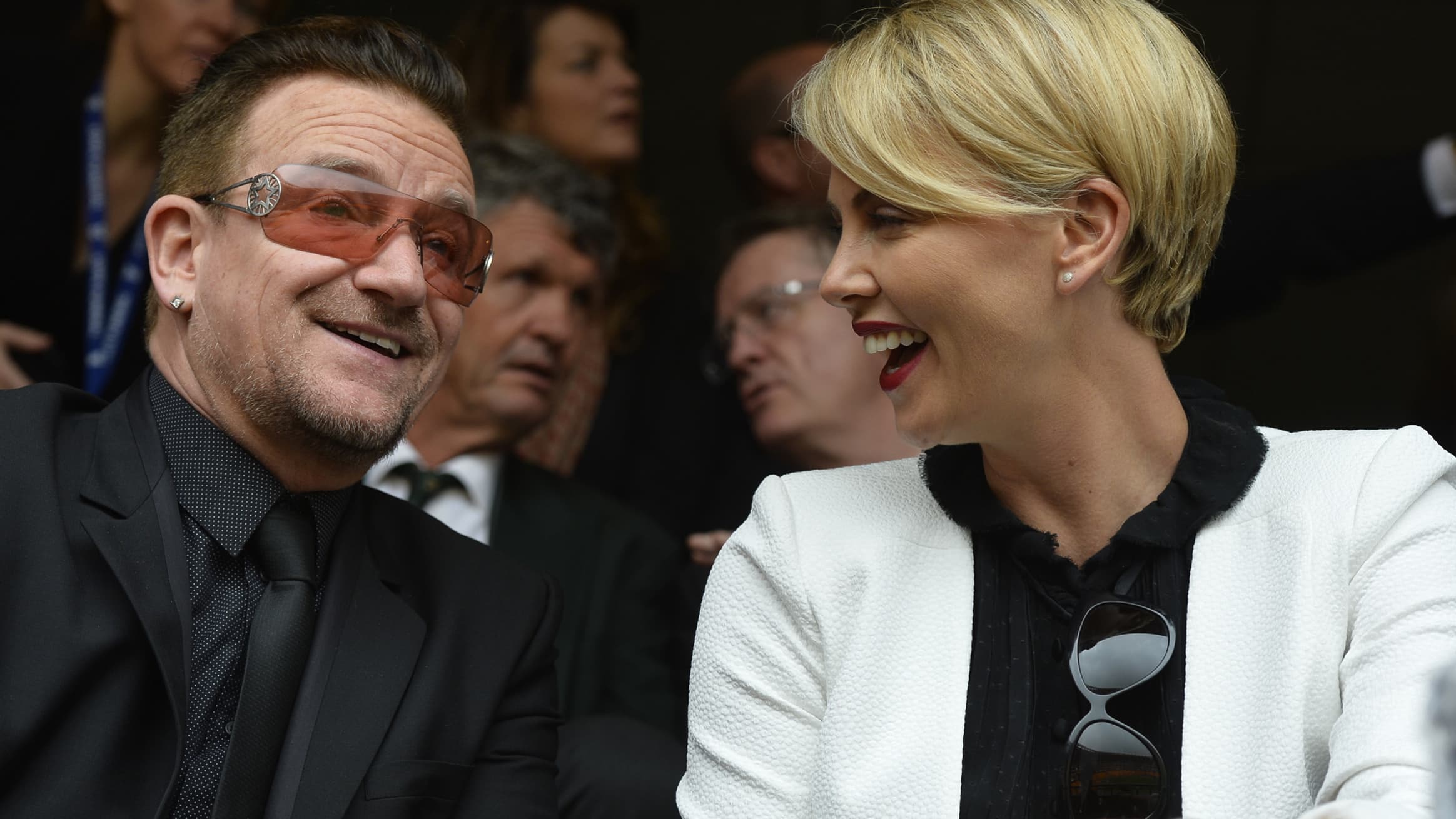 Bono et Charlize Theron, au Soccer City Stadium. Bono et Charlize Theron, au Soccer City Stadium.