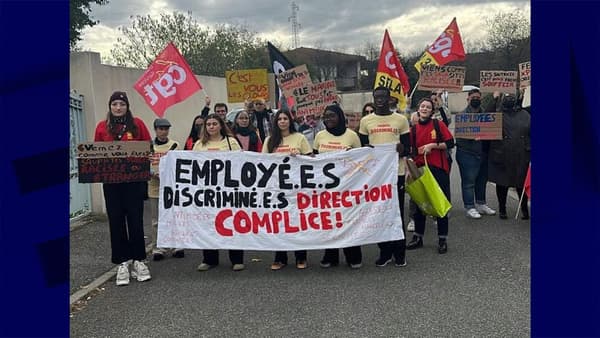 Les salariés du Mcdonald's près de Toulouse, en train de manifester le mercredi 9 novembre.