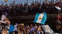 Les fans argentins pendant le défilé du bus de l'Albiceleste à Buenos Aires