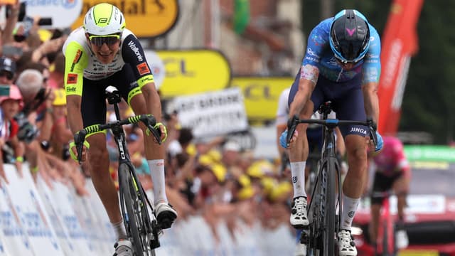 Simon Clarke (à droite) et Taco van der Hoorn (à gauche) sur l'arrivée de la 5e étape du Tour de France 2022.