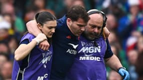 Antoine Dupont sort blessé face aux Irlandais le 8 mars 2025 à Dublin