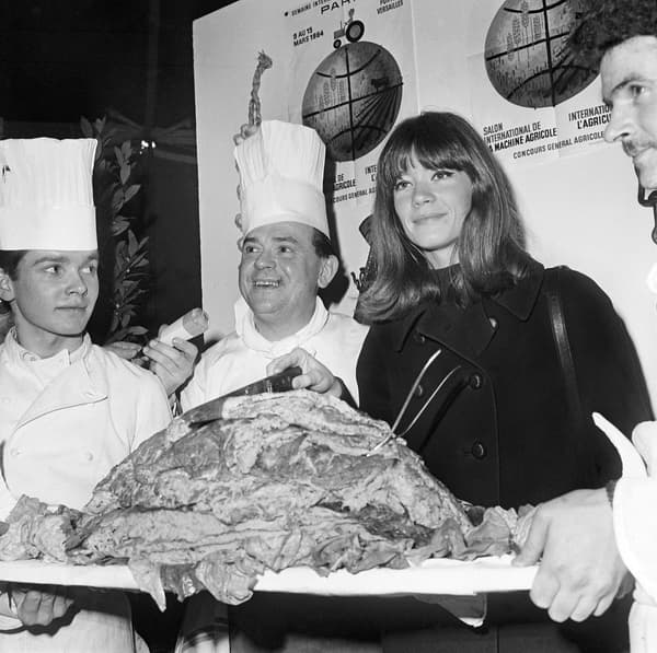 Françoise Hardy découpe la plus grande omelette du monde (250 œufs), le 9 mars 1964 lors du Salon international de l'agriculture.