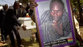 Des membres de la communauté homosexuelle ougandaise transportent une image de l'activiste gay David Kato, durant ses funérailles près de Mataba, en 2011.