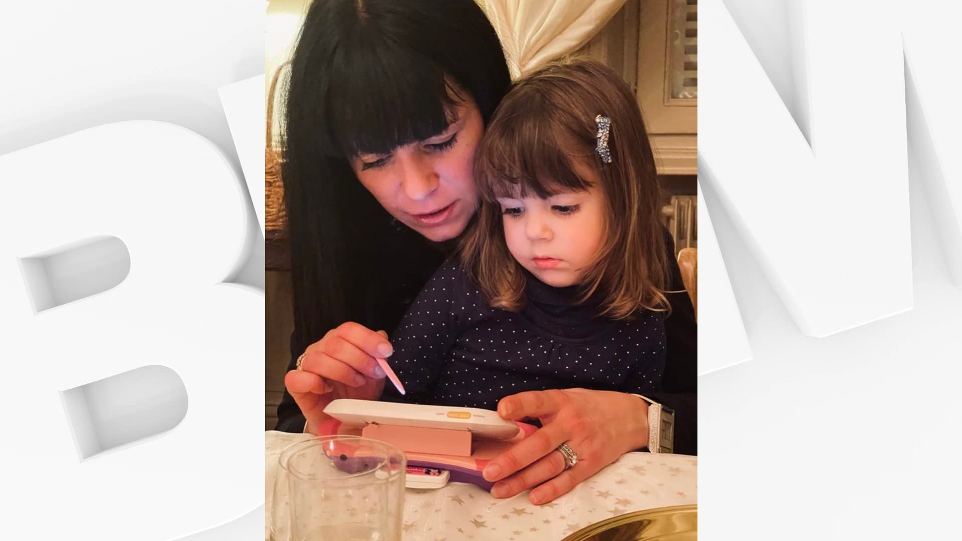 Dorothée Dutel et sa fille Brune, contaminée par la bactérie E Coli.