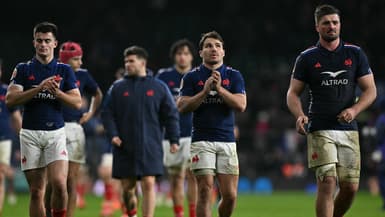 Antoine Dupont, capitaine du XV de France, entouré de Nolann le Garrec et Grégory Alldritt après la défaite lors d'Angleterre-France, 2e journée du Tournoi des 6 nations 2025, 8 février 2025