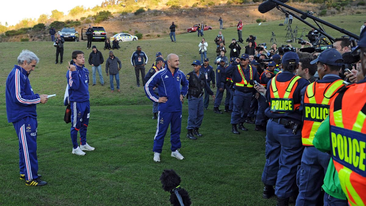 Raymond Domenech (à gauche) lit le communiqué des joueurs aux médias, le 20 juin 2010 à Knysna