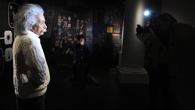 Statue de cire d'Albert Einstein photographié par un visiteur au musée de Madame Tussaut à Vienne.