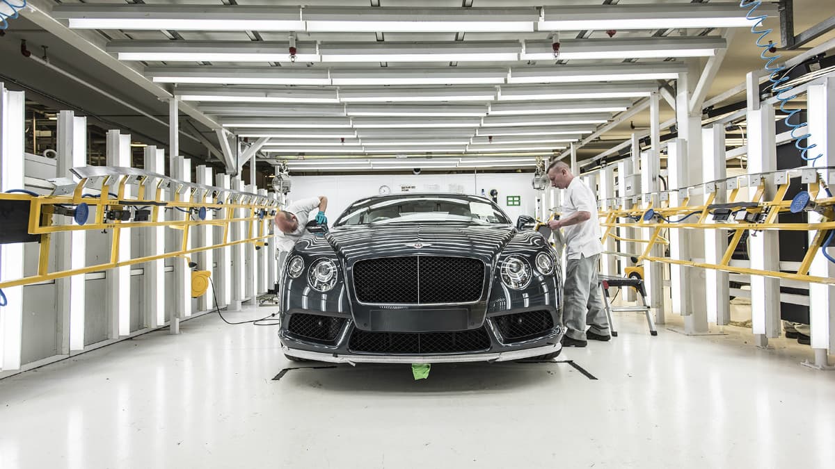 À l'usine de Crew dans le nord de l'Angleterre, les Bentley sont assemblées en grande partie à la main. À l'usine de Crew dans le nord de l'Angleterre, les Bentley sont assemblées en grande partie à la main.