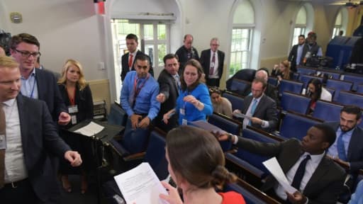 Distribution d'un communiqué de la Maison Blanche après le limogeage du patron du FBI James Comey, à Washington le 10 mai 2017