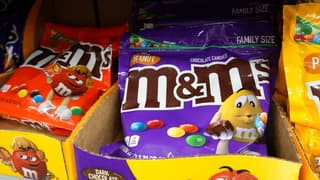 Des paquets de M&M's, une marque détenue par le groupe agroalimentaire américain Mars, en vente dans un magasin de Miami, aux États-Unis, le 24 janvier 2023 (photo d'illustration).