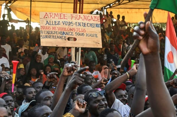 Manifestation devant la base de l'armée de l'air nigérienne qui abrite les forces françaises, le 16 septembre 2023 à Niamey, au Niger
