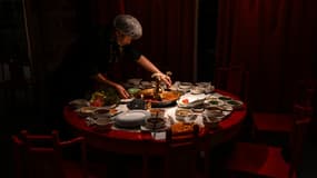 Un employé de restaurant emporte un pot de bouillon huileux, qui sera recyclé, dans un restaurant de Chengdu, dans la province chinoise du Sichuan (sud-ouest de la Chine). (Photo d'illustration)