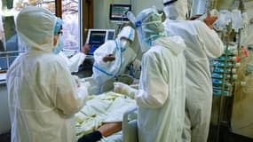 Des soignants s'occupent d'un patient atteint du Covid-19 dans l'unité de soins intensifs de l'hôpital Lozenets, le 9 novembre 2021 à Sofia, en Bulgarie