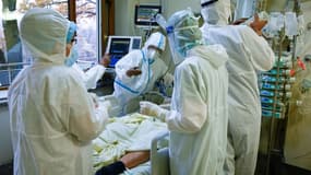 Des soignants s'occupent d'un patient atteint du Covid-19 dans l'unité de soins intensifs de l'hôpital Lozenets, le 9 novembre 2021 à Sofia, en Bulgarie