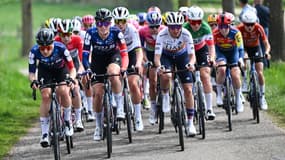 Demi Vollering à l'avant du peloton lors de l'Amstel Gold Race le 20 avril 2025