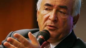 La droite a redoublé de critiques dimanche contre Dominique Strauss-Kahn, candidat potentiel du Parti socialiste à la prochaine élection présidentielle. Pour Pierre Lellouche, secrétaire d'Etat au Commerce extérieur, le directeur général du Fonds monétair