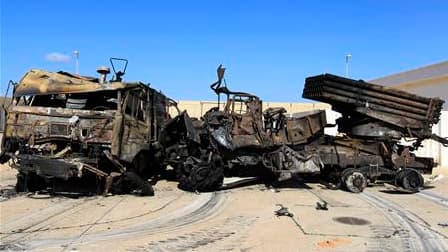 Carcasses de véhicules militaires libyens, près de la capitale Tripoli. Deux tiers des Français (66%) se disent favorables à l'intervention militaire contre les forces de Mouammar Kadhafi en Libye, selon un sondage Ifop pour France Soir diffusé mardi. /Ph