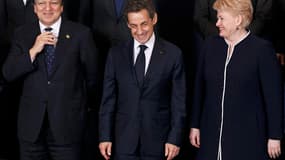 Le président de l'exécutif communautaire José Manuel Barroso (à gauche) aux côés du président français Nicolas Sarkozy et de la présidente lituanienne Dalia Grybauskaite, à Bruxelles. Un mois après un premier sommet sur les politiques de croissance, l'Uni