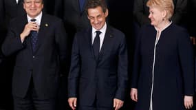 Le président de l'exécutif communautaire José Manuel Barroso (à gauche) aux côés du président français Nicolas Sarkozy et de la présidente lituanienne Dalia Grybauskaite, à Bruxelles. Un mois après un premier sommet sur les politiques de croissance, l'Uni