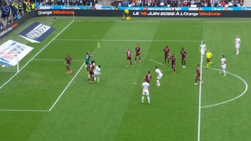 La sortie d'Alexandre Oukidja lors du match OM-Metz