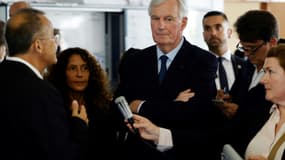 Le Premier ministre Michel Barnier (c) en visite au siège du SAMU de Paris, le 7 septembre 2024 à Paris