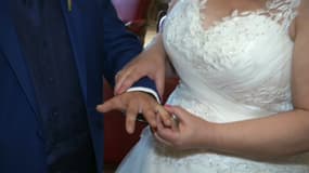 Un couple échange des alliances lors d'une cérémonie de mariage (photo d'illustration)