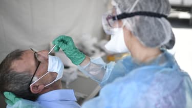 Un homme en train de se faire tester au coronavirus en Seine-Saint-Denis le 22 mai.