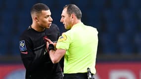 Kylian Mbappé face à l'arbitre de PSG-Brest, le 15 janvier 2022