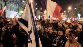 Des milliers de personnes, dont beaucoup de jeunes, se sont rassemblées lundi soir place de la République à Paris pour une marche silencieuse en hommage aux victimes des tueries de Toulouse et Montauban, dans le Sud-Ouest. /Photo prise le 19 mars 2012/REU