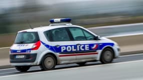 Une voiture de police en intervention. 