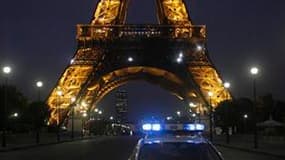 Pour la seconde fois en moins de quinze jours, la Tour Eiffel et ses abords ont été évacués mardi soir à Paris après une alerte à la bombe. L'évacuation a débuté vers 19h15 et s'est terminée peu avant 20h00 sans incident, a précisé la porte-parole de la s