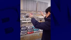 Le patron de Xiaomi lance une pastèque. 