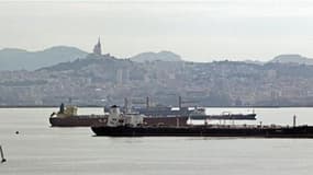 Soixante-trois navires étaient bloqués en mer samedi par les grèves qui touchent toutes les activités du port de Marseille, principalement les terminaux pétroliers. /Photo prise le 13 octobre 2010/REUTERS/Jean-Paul Pélissier