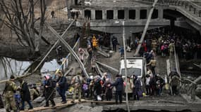 Des civils tentent de fuir la localité d'Irpin, au nord de Kiev, samedi 5 mars 2022