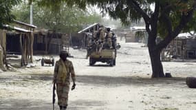 Des soldats tchadiens patrouillent à Malam Fatori, dans le nord-est du Nigeria, le 3 avril 2015
