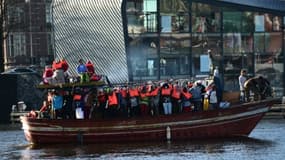 Des militants d'Amnesty International manifestent en soutien aux migrants, le 25 janvier 2016, à Amsterdam