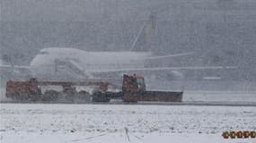 Aéroport de Francfort. Neige et froid ont encore provoqué lundi des perturbations dans le nord de l'Europe, avec des passagers bloqués dans les aéroports, des centaines de kilomètres de bouchons sur les routes et des écoles fermées./Photo prise le 20 déce