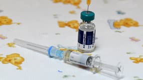 Un vaccin contre la rougeole préparé à Podgorica, au Monténégro, le 16 février 2020