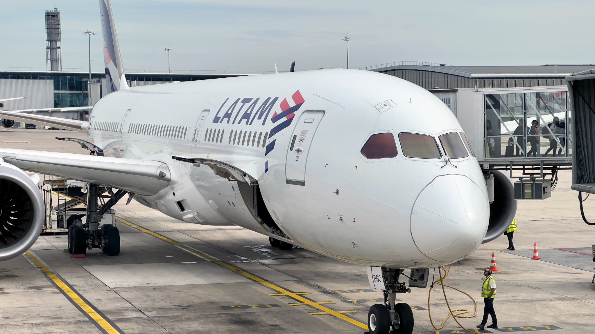 12 pasajeros de un vuelo Sydney-Auckland fueron trasladados al hospital tras una “brecha de aire”.