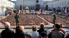 Devant le palais présidentiel, à Varsovie. La dépouille mortelle du chef de l'Etat Lech Kaczynski a été ramenée dimanche dans la capitale polonaise plongée dans le deuil, où des anonymes ont déposé d'innombrables gerbes de fleurs, bougies et drapeaux nati