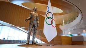 Photo de mars 2020 de la statue de Pierre de Coubertin installée à l'entrée du Comité international olympique (CIO) de Lausanne, en Suisse