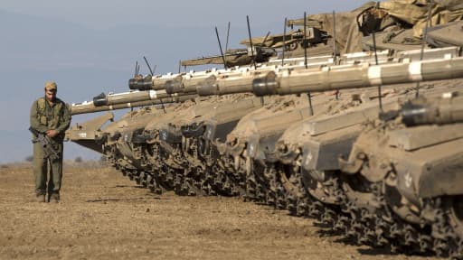 Des chars israéliens postés dans une zone d'entraînement sur le plateau du Golan à l'été 2013