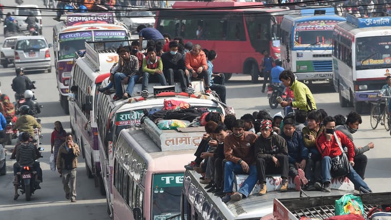 Des habitants de Katmandou s'entassent sur le toit des bus, pour quitter la ville, le 28 avril.