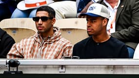 Les joueurs du PSG Achraf Hakimi et Désiré Doué dans les tribunes de Roland-Garros, 26 mai 2025