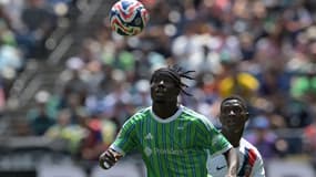 Georgi Minoungou devant Nuno Mendes lors de Seattle-PSG, le 23 juin 2025.