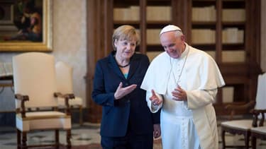 La chancelière allemande Angela Merkel a rencontré samedi à Rome le pape François, pourfendeur de la "dictature de l'économie" et a appelé, en réponse semble-t-il à son discours, à un plus strict encadrement des marchés financiers. /Photo prise le 18 mai